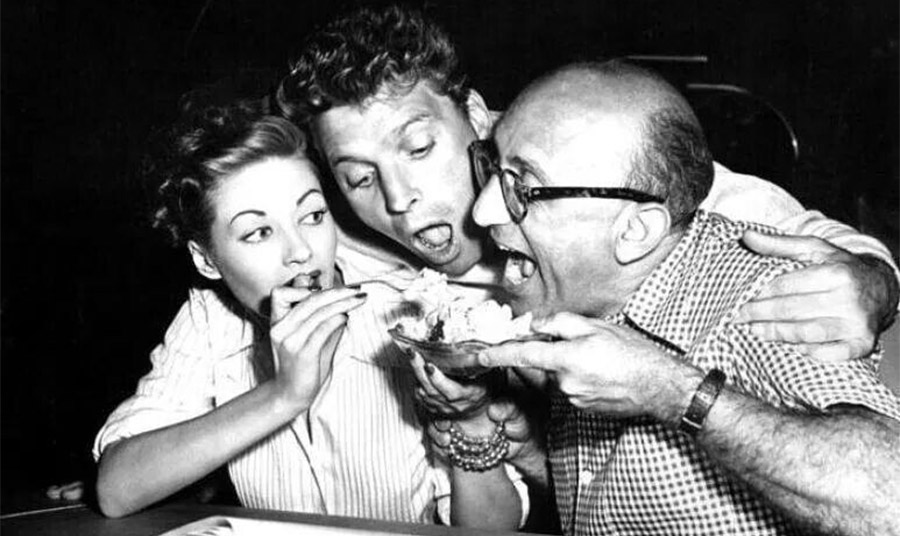 Οι ηθοποιοί Yvonne De Carlo και Burt Lancaster με τον σκηνοθέτη Robert Siodmak μοιράζονται μία banana split στο set της ταινίας Criss Cross το 1949 PHOTO VIA PINTEREST