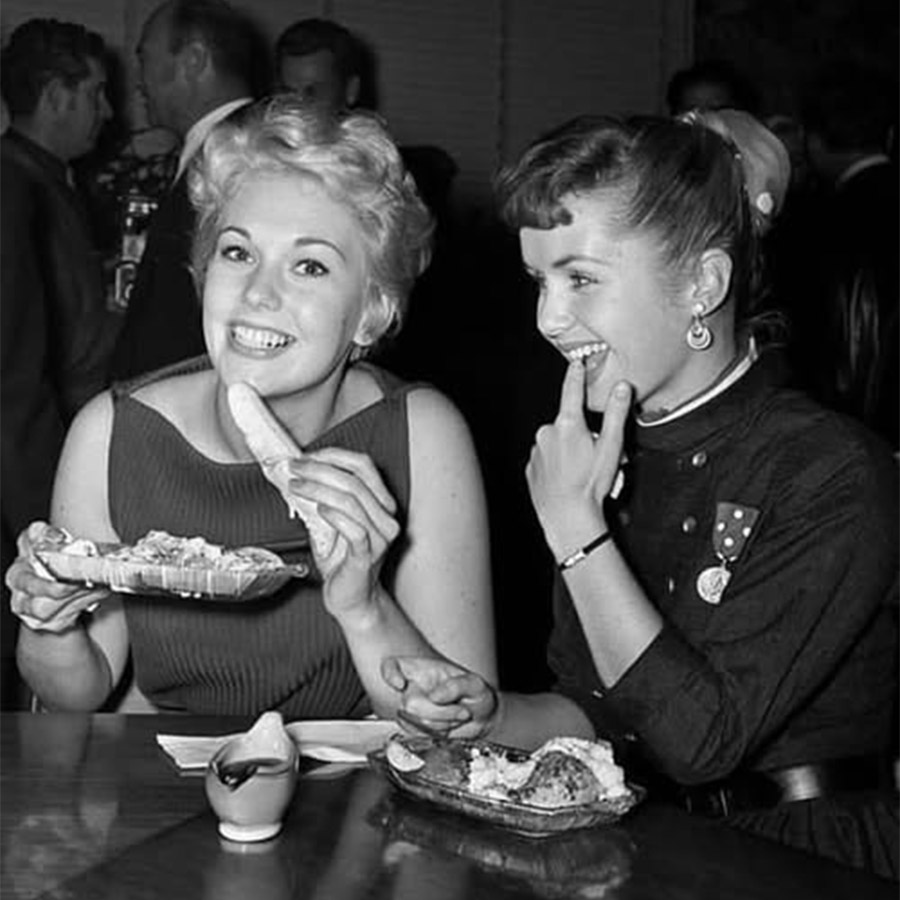 H Kim Novak και η Debbie Reynolds γλείφουν τα δάχτυλά τους τρώγοντας ένα παγωτό banana split! PHOTO VIA PINTEREST