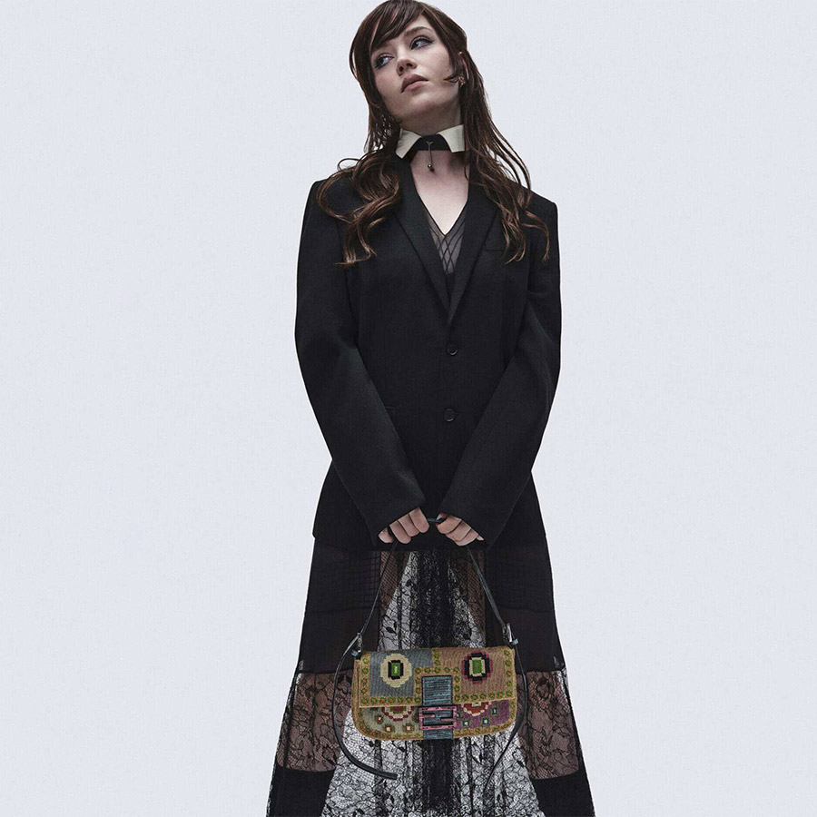 Η Sophie Thatcher με Fendi PHOTO @fendi