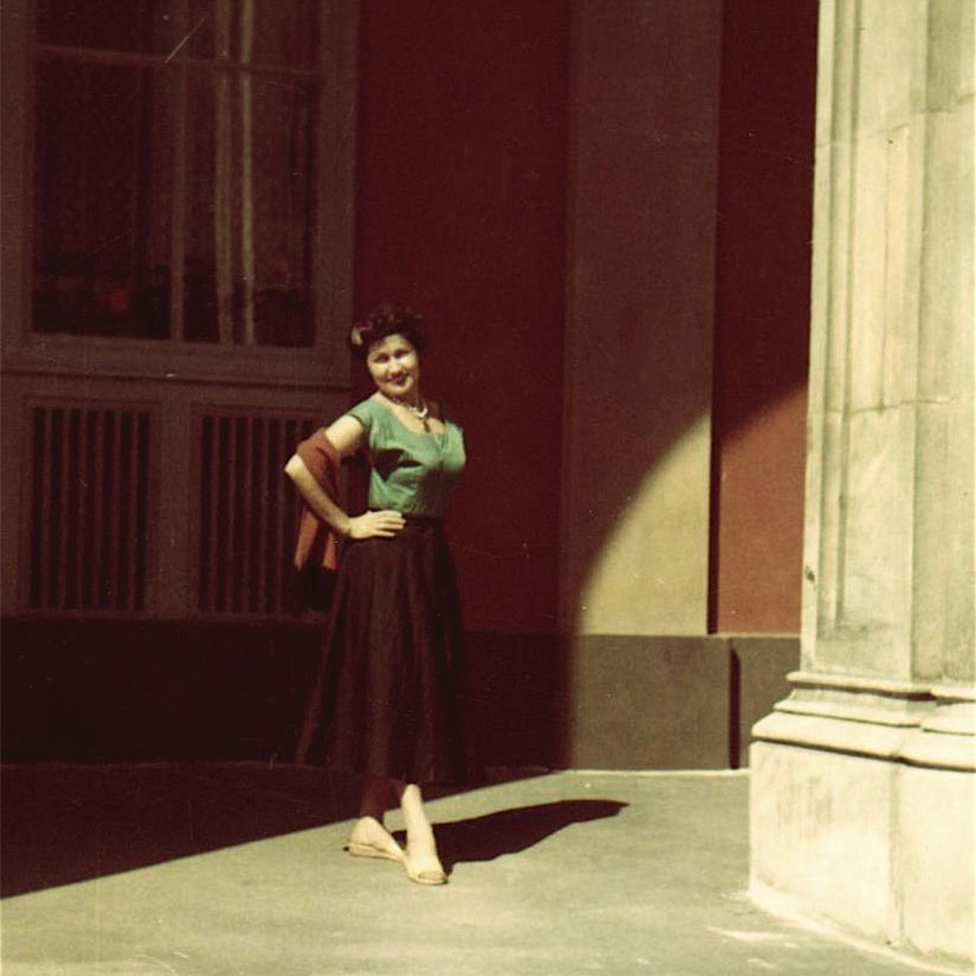 Η Sonja De Lennart φορώντας το κάπρι παντελόνι της το 1951 PHOTO WIKIMEDIA