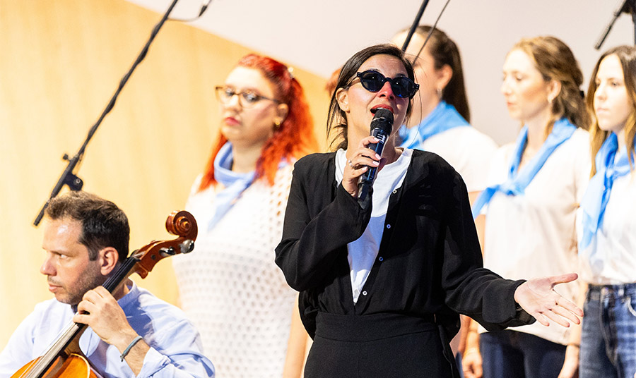 Ο τσελίστας Άρης Ζέρβας, η mezzo soprano Tατιάνα Δουβαρά και μέλη της χορωδίας αποφοίτων των Αρσακείων–Τοσιτσείων Σχολείων GraduArti ερμηνεύουν το χορωδιακό έργο «Η Απελπισία των Πιγκουίνων» από την όπερα-ονειρόδραμα «Δώδεκα παρά Δώδεκα» του Ευγένιου Τριβιζά, σε μουσική Δημήτρη Παπαδημητρίου, υπό τη μουσική διεύθυνση της Χριστίνας Βαρσάμη-Κούκνη.