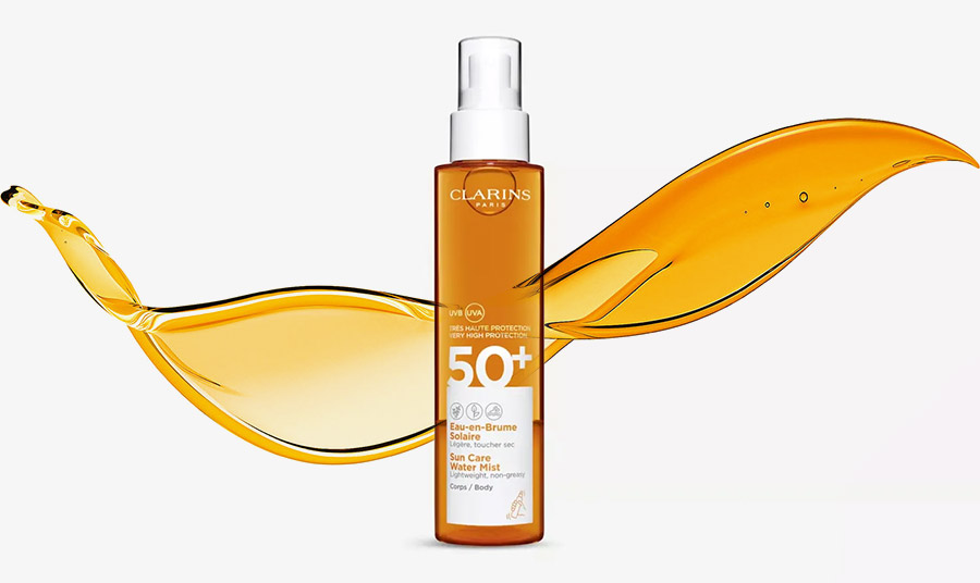Διφασικό αντηλιακό mist με SPF 50+ προσφέρει προστασία από τις επιβλαβείς επιδράσεις του ήλιου και των ελεύθερων ριζών. Το σατινέ, αόρατο φινίρισμά ενυδατώνει το δέρμα και ενισχύει το μαύρισμά σας. Η φρέσκια υφή του είναι εξαιρετικά ελαφριά, σαν νερό, καθιστώντας την εφαρμογή πραγματική απόλαυση! Είναι ανθεκτικό στο νερό, εξασφαλίζοντας προστασία σε κάθε στιγμή, Clarins Sun Care Body Mist Very High Protection SPF50