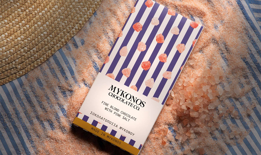 Pink Sand: Σοκολάτα με νότες καραμέλας, βουτύρου και κρέμας, τέλεια ισορροπημένη με ροζ νιφάδες αλατιού. Ο μπισκοτένιος χαρακτήρας της και η βελούδινη, κρεμώδης υφή της δημιουργούν μια ζεστή και απολαυστική γευστική εμπειρία.