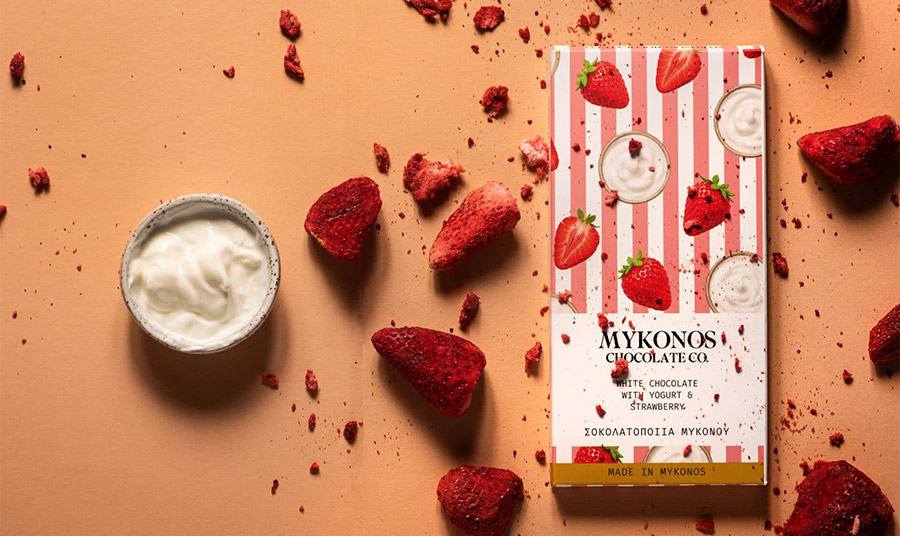 Summer Love: Λευκή σοκολάτα με φράουλα και γιαούρτι, με βελούδινη υφή και δροσιστική φρουτώδη επίγευση.