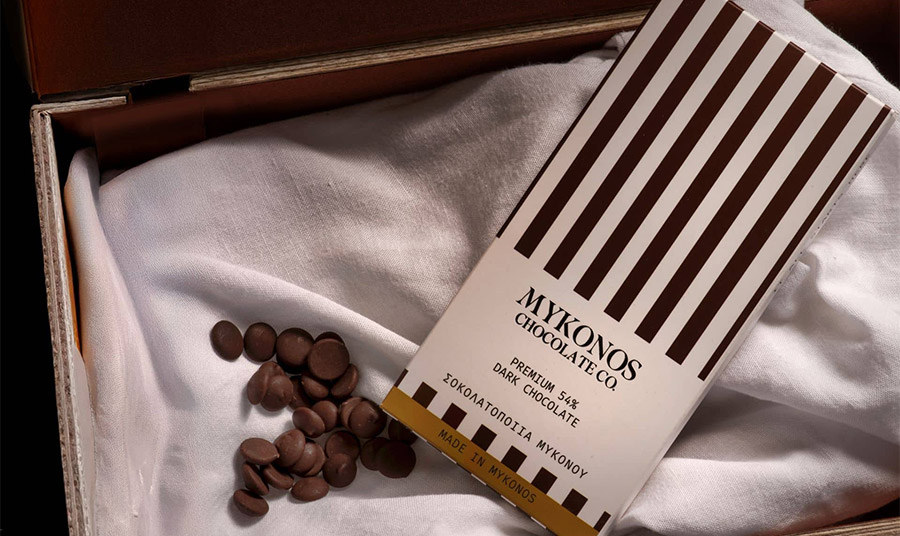 54% Dark Chocolate: Μπάρα σοκολάτας φτιαγμένη με 54% μαύρη βελγική σοκολάτα υψηλής ποιότητας, προσφέροντας ένα ισορροπημένο και στρογγυλεμένο προφίλ κακάο με λεπτές πικρές νότες σοκολάτας. Απαλή και εκλεπτυσμένη, προσφέρει μια πλούσια εμπειρία σοκολάτας για τους αληθινούς λάτρεις της μαύρης σοκολάτας.