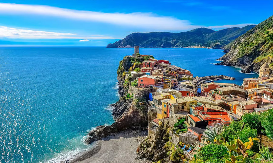 Η θέα με τα πολύχρωμα σπίτια της Manarola PHOTO CINQUE TERRE TRAINS