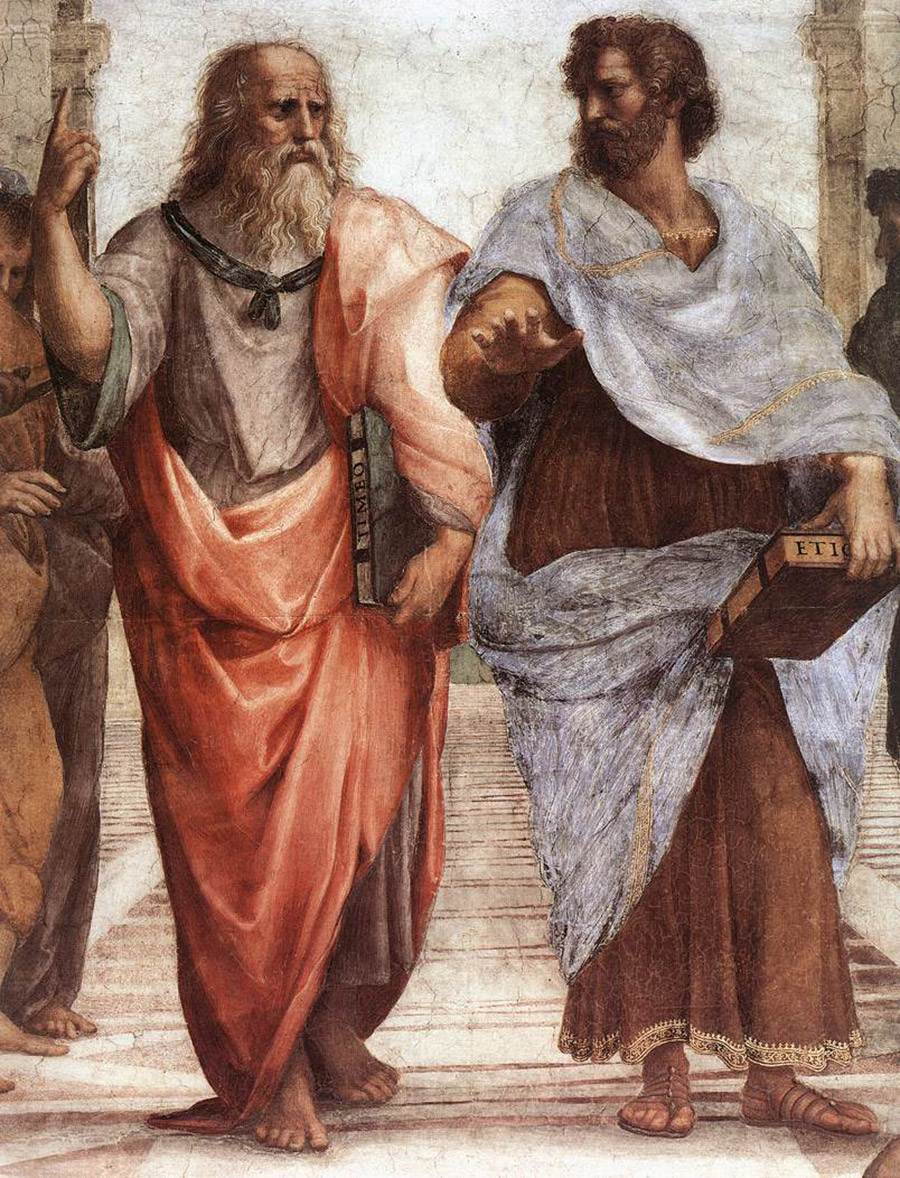 Πλάτωνας (αριστερά) και Αριστοτέλης στην τοιχογραφία του Ραφαήλ «Η Σχολή των Αθηνών», 1509. Ο Αριστοτέλης κρατάει τα Ηθικά Νικομάχεια και κάνει χειρονομίες προς τη γη, αντιπροσωπεύοντας την άποψή του σε έμφυτο ρεαλισμό, ενώ ο Πλάτωνας κάνει χειρονομίες προς τους ουρανούς, υποδεικνύοντας τη Θεωρία των Ιδεών του, και κρατάει τον Τίμαιο του. PHOTO WIKIPEDIA
