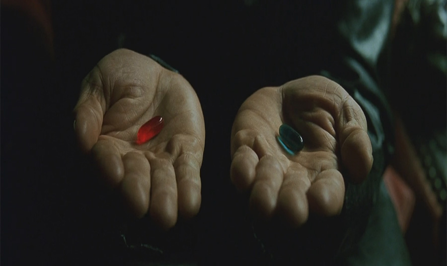 Σκηνή από την ταινία The Matrix (1999) όπου ο Μορφέας (Λόρενς Φίσμπερν) προσφέρει στον πρωταγωνιστή ένα κόκκινο και μπλε χάπι PHOTO WARNER BROS