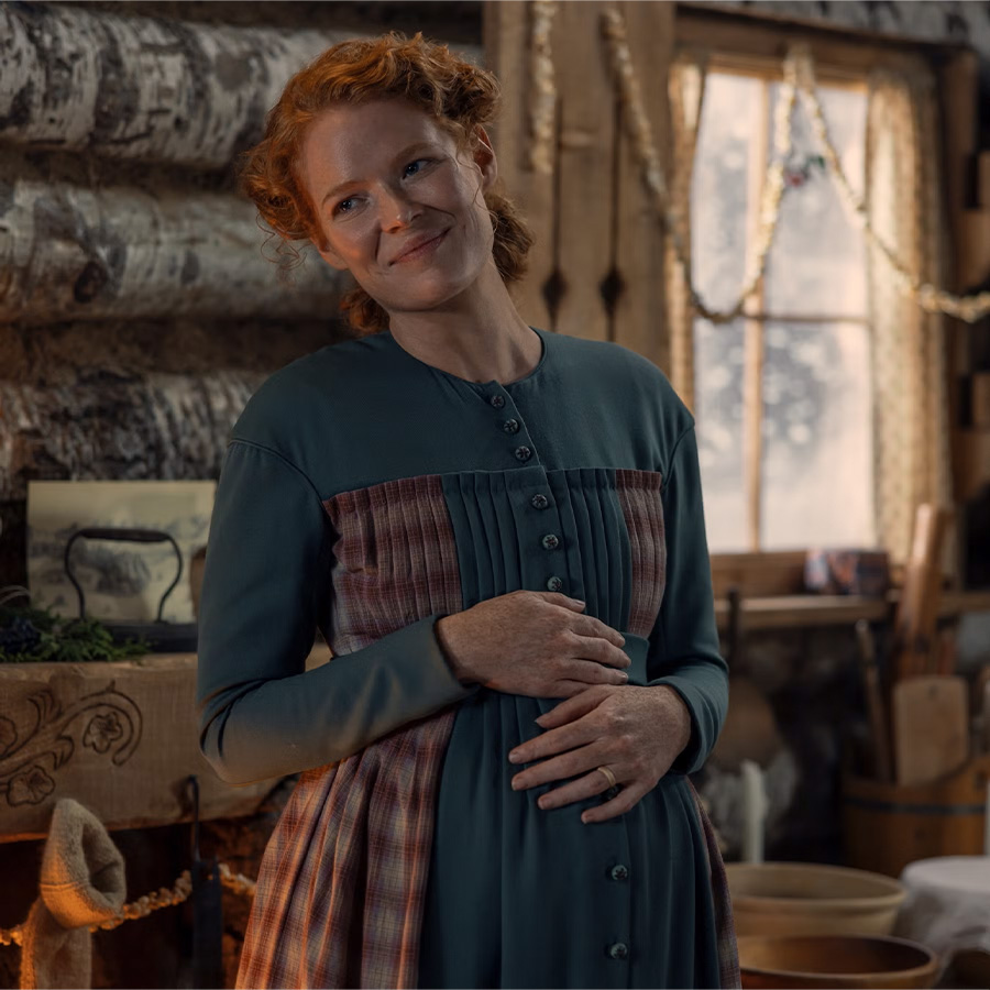 Η Crosby Fitzgerald  ως Caroline Ingalls  στη νέα σειρά «Μικρό σπίτι στο λιβάδι» PHOTO ERIC ZACHANOWICH / NETFLIX