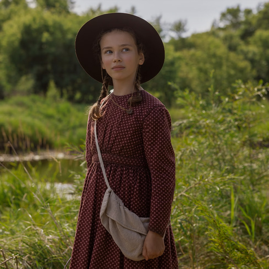 Η Alice Halsey plays στον ρόλο της  Laura Ingalls  PHOTO ERIC ZACHANOWICH / NETFLIX