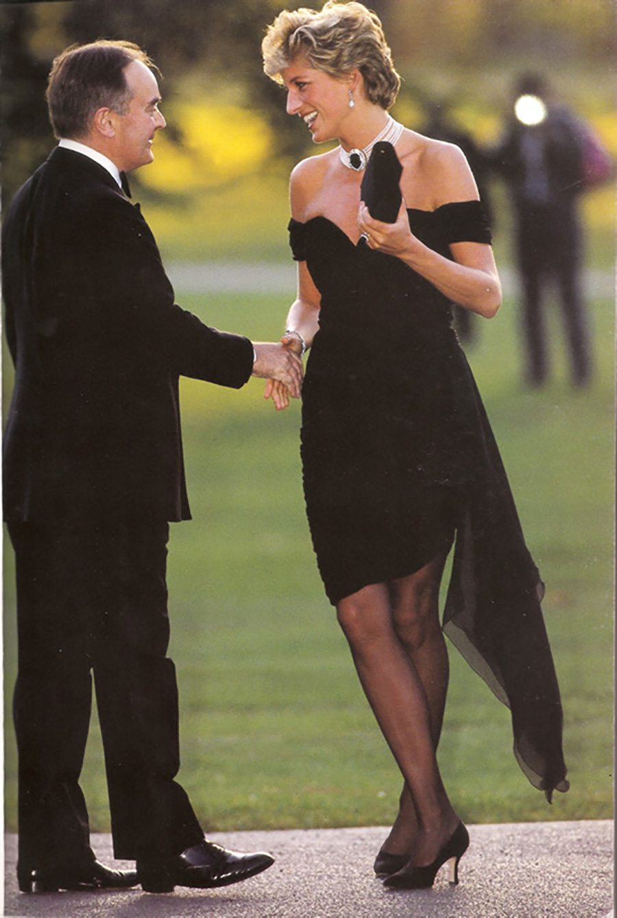 Η εντυπωσιακή της άφιξη στην Serpentine Gallery το 1994 με αυτό το σύνολο αποτέλεσε μια εμβληματική στιγμή της ποπ κουλτούρας PHOTO christinastambolian.weebly.com