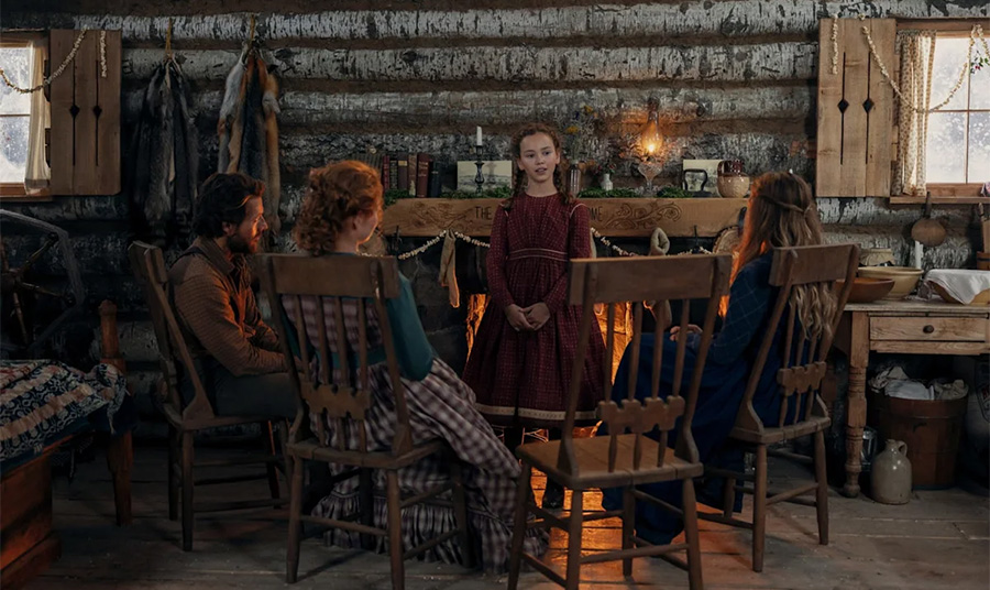 Η οικογένεια Ingalls family γύρω από τη φωτιά με τις κλασικές ξύλινες καρέκλες της εποχής PHOTO ERIC ZACHANOWICH/NETFLIX