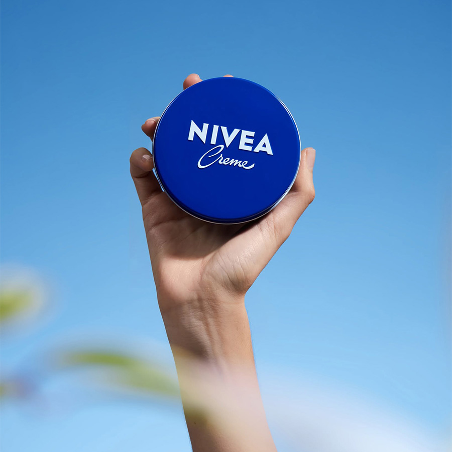 Έναν αιώνα μετά, το μπλε κουτί της NIVEA παραμένει το απόλυτο σήμα κατατεθέν φροντίδας και εμπιστοσύνης – μια σταθερή αξία που αποδεικνύει πως, όσα κι αν αλλάζουν, η αληθινή φροντίδα παραμένει διαχρονική! PHOTO NIVEA