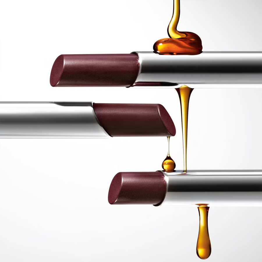 TO Almost Lipstick της Clinique στην απόχρωση Black Honey ζει μία νέα περίοδο επιτυχίας PHOTO CLINIQUE