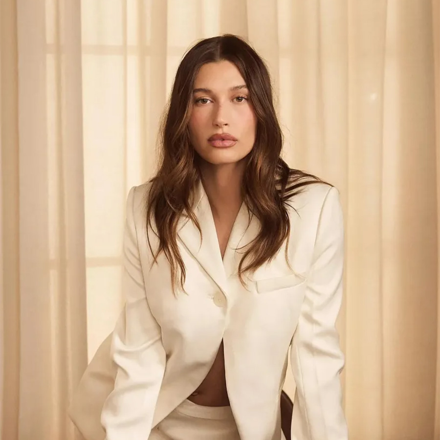 H Hailey Jean είναι η νέα συνεργασία ανάμεσα στην Gap και την Hailey Bieber, εμπνευσμένη από την «αβίαστη συμπεριφορά» της δεκαετίας του 1990– και ειδικότερα του 1996, χρονολογία γέννησης της Bieber PHOTO CREDIT HAILEY BIEBER INSTAGRAM
