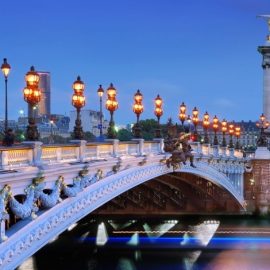 Η γέφυρα Alexandre III φωτισμένη το δειλινό
