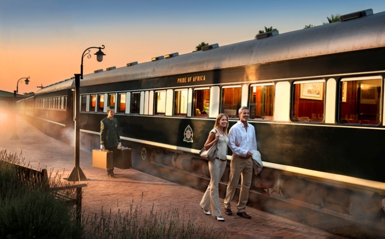 Στην αποβάθρα του τρένου Rovos Rail, με τη χαρακτηριστική επιγραφή, ?Pride of Africa? ή «Το καμάρι της Αφρικής»