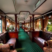 Το βαγόνι του Lounge, με διακόσμηση και ατμόσφαιρα αποικιακής εποχής για τους ευτυχείς επιβάτες