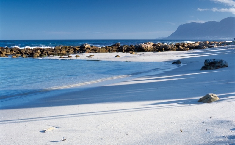 Η λευκή άμμος στην παραλία Dangers, κομμάτι της διαδρομής όπου μπορείτε να διανυκτερεύσετε