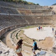 Το αρχαίο θέατρο της Εφέσου που εντυπωσιάζει με τις διαστάσεις του