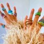 Δαχτυλίδια από ακρυλικό: Η πολύχρωμη «κοριτσίστικη» τάση