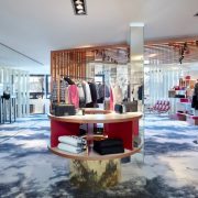 Οι απαστράπτουσες boutique, όπως της Chanel, κάνουν αισθητή την παρουσία τους για τα ψώνια των επισκεπτών