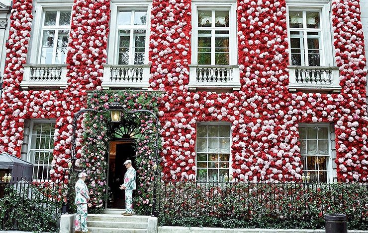 Η πρόσοψη της έπαυλης του ανανεωμένου Annabel?s, στολισμένη με χιλιάδες ροζ και κόκκινα λουλούδια