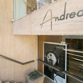 Η είσοδος του κομψού κομμωτηρίου στο Κολωνάκι που κοσμείται από την εντυπωσιακή παρουσία της K?rastase