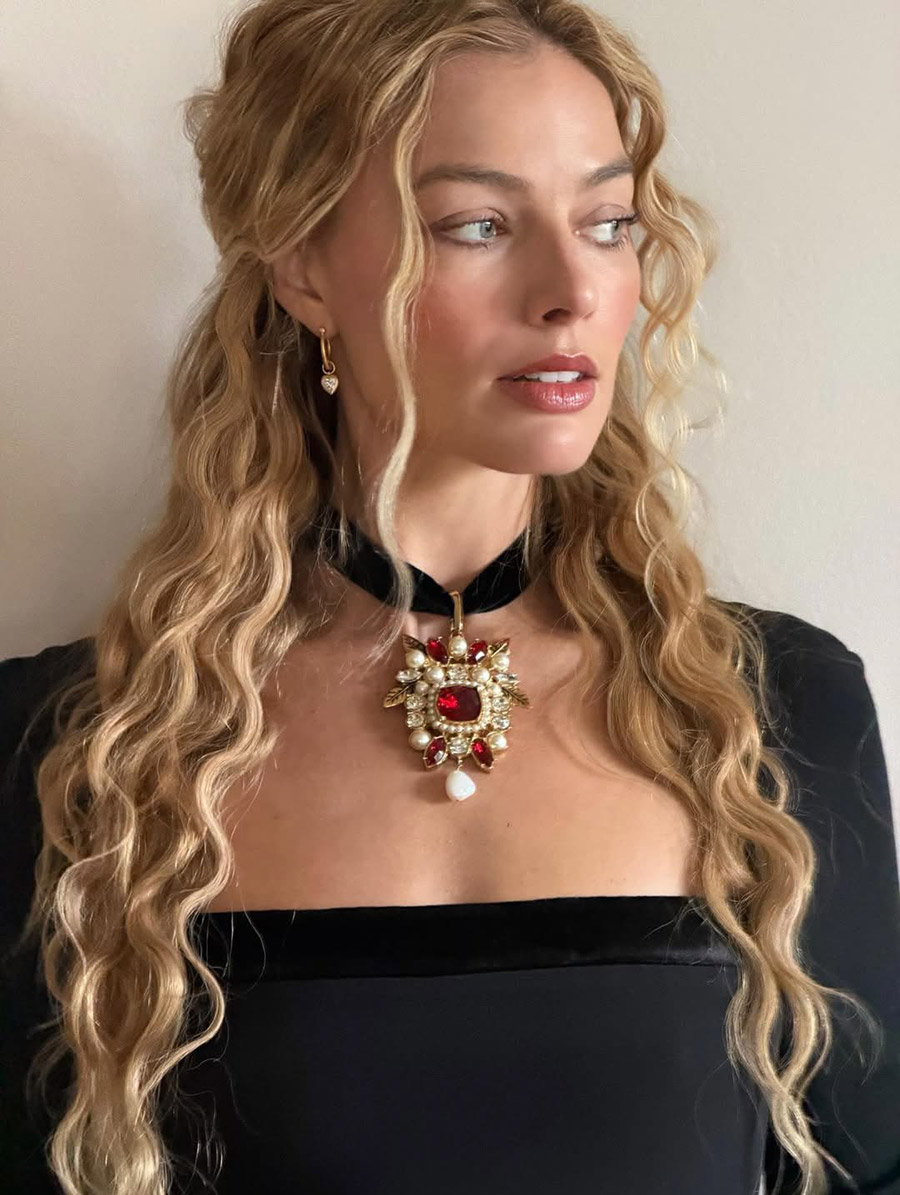 Το χτένισμα της Margot Robbie εμπνέει για απαλά, ατημέλητα κυματιστά μαλλιά PHOTO PRESS ROBERTO CAVALLI RESORT 2026 