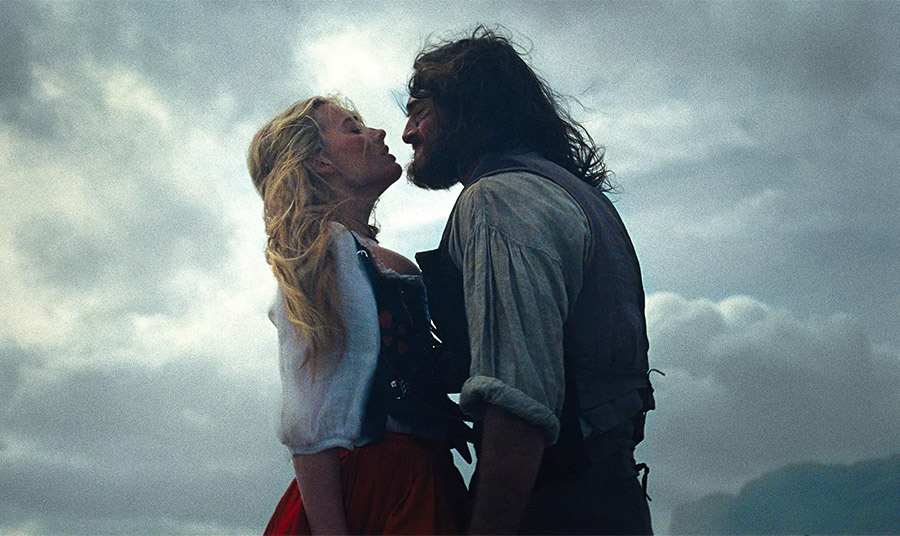 H Margot Robbie ως Catherine και ο Jacob Elordi ως Heathcliff στην ταινία  PHOTO WARNER BROS PICTURES