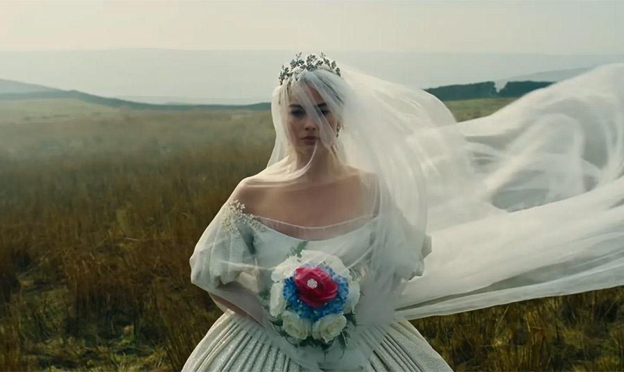 Η Margot Robbie με το πολυσυζητημένο νυφικό της τανίας PHOTO WARNER BROS PICTURES