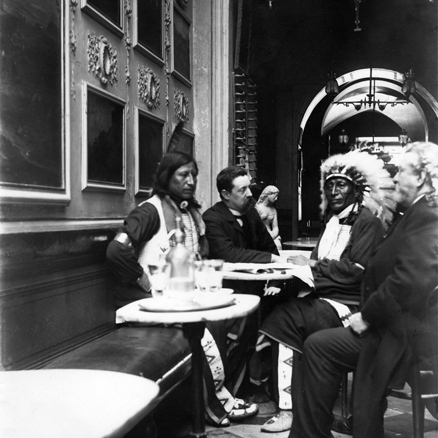 O Μπούφαλο Μπιλ κάθεσται με τον Μπλακ Ελκ και τον Ντιέγκο Άντζελι στο Antico Caffè Greco το 1890 PHOTO WIKIPEDIA 