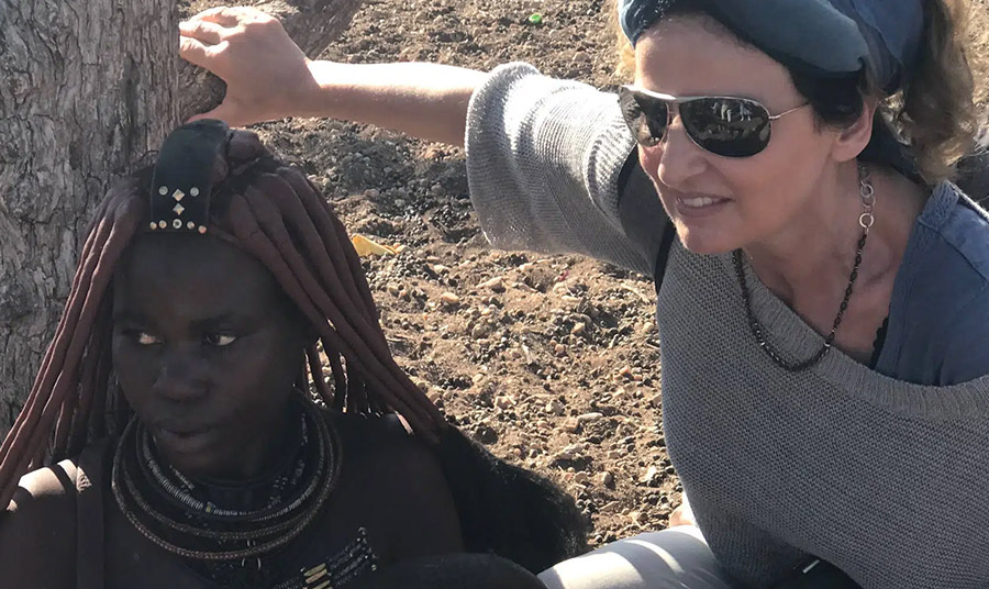 Το ταξίδι της Ελληνίδας Χριστίνας Αντωνιάδου στη Ναμίμπια – Γνωρίζοντας τη φυλή Himba