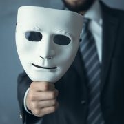 5 πράγματα που κάνουν οι άντρες όταν προσποιούνται ότι θέλουν να είναι μαζί σας, αλλά…