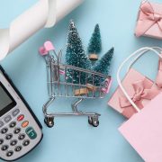 Πώς να αποφύγετε τις υπερβολικές δαπάνες των Γιορτών φέτος