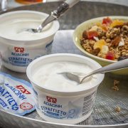 Με ελαφριά γεύση και υψηλή θρεπτική αξία, πλούσιο σε πρωτεΐνες, υδατάνθρακες, λιπαρά, ασβέστιο, φώσφορο, μέταλλα, ιχνοστοιχεία και βιταμίνες Α και Β, το γιαούρτι ΔΩΔΩΝΗ είναι μια ιδανική τροφή για όλη την οικογένεια, αλλά και για όλες τις ώρες