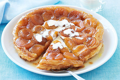 apricot-tarte_sm Tο γλυκό μπορεί να «μεγαλουργήσει» αν το πασπαλίσετε πριν το σερβίρισμα και με λίγο τριμμένο φυστίκι Αιγίνης!