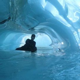 Εξερεύνηση σε σπηλιά πάγου στην Ανταρκτική