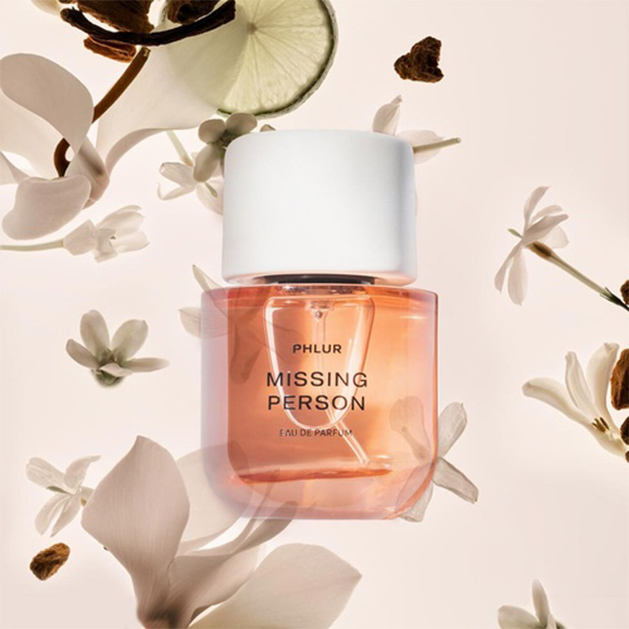 Λευκός μόσχος, ενισχυμένος από καθαρές λουλουδάτες νότες γιασεμιού και λαμπερού άνθους πορτοκαλιάς με μια ελαφριά νότα απαλών διαφανών ξύλων, το Missing Person είναι αγνό, προκλητικό και αναμφισβήτητα οικείο PHOTO PHLUR