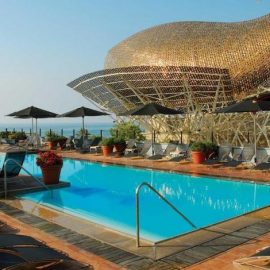 Ο διάσημος αρχιτέκτονας Frank Gehry έχει δημιουργήσει το αριστουργηματικό χρυσόψαρο, που κοσμεί τον εξωτερικό χώρο του Hotel Arts στη Βαρκελώνη