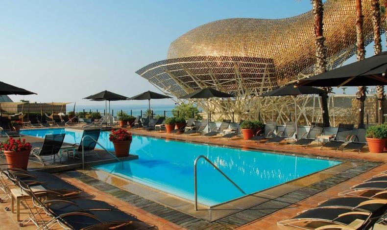 Ο διάσημος αρχιτέκτονας Frank Gehry έχει δημιουργήσει το αριστουργηματικό χρυσόψαρο, που κοσμεί τον εξωτερικό χώρο του Hotel Arts στη Βαρκελώνη