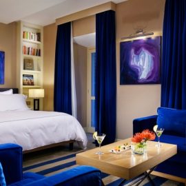 Σουίτα με τζακούζι στο Hotel Art της Ρώμης, όπου τα φωτεινά χρώματα κυριαρχούν