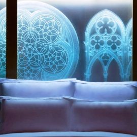Υπέροχη installation γοτθικού ρυθμού στο κεφαλάρι του κρεβατιού με τέλειο φωτισμό, στο Le Meridien της Βιέννης