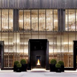 Ένα boutique ξενοδοχείο που γέμισε φως την καρδιά της Νέας Υόρκης και μεταφέρει με τη σφραγίδα του και τις αυθεντικές κρυστάλλινες πινελιές τη μοναδική αύρα του οίκου Baccarat
