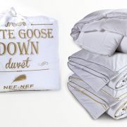 Παπλώματα White goose down, με γέμισμα 100% πούπουλο χήνας, φυσικό, αντιαλλεργικό, το μονό, 270,00? και το υπ/πλο, 390,00€ // Hollowfiber με γέμισμα 100% σιλικονούχα ίνα, το μονό 33,00€, το υπ/πλο 46,00€ και White duck down με γέμισμα 50% πούπουλο πάπιας- 50% φτεράκι, το μονό, 148,00€, το υπ/πλο, 220,00€, όλα NEF NEF HOMEWARE