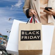 Μας τρελαίνει η Black Friday; Πώς κάνει κακό στην υγεία μας και στο περιβάλλον;