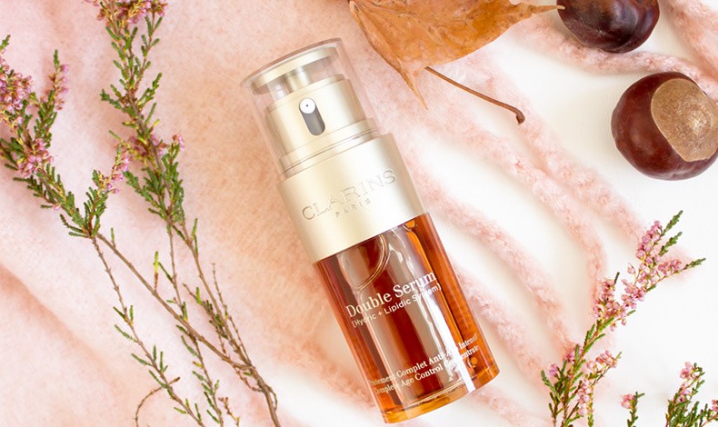 Η σύνθεση του Double Serum συνδυάζει 21 ενισχυμένα αντιγηραντικά ενεργά συστατικά που αποδεδειγμένα περιποιούνται και ανανεώνουν σε βάθος την επιδερμίδα και σε αυτά έρχεται να προστεθεί και ο κουρκουμάς γνωστός για τις αντιοξειδωτικές του ιδιότητες
