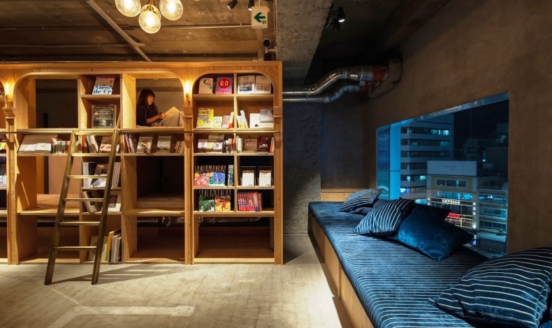 Το λόμπι του Book and Bed Tokyo για διάβασμα μέχρι τελικής πτώσεως!