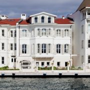 Η πρόσοψη στην παραλία του Armaggan Bosporus Suites εντυπωσιάζει με την κομψή αρχιτεκτονική