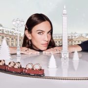 Boucheron: Η παιχνιδιάρικη καμπάνια «Wonderland» για τις Γιορτές